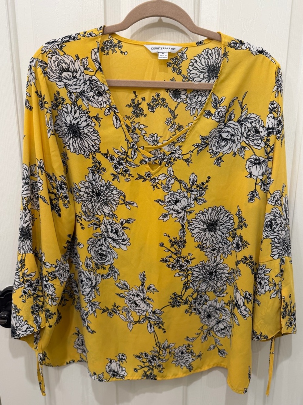 XL Counterparts Yellow Floral V-Neck Women's Blouse